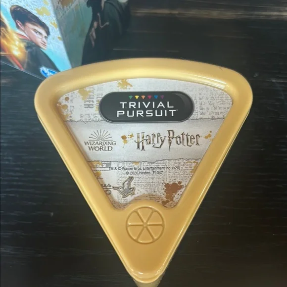 Hasbro Trivial Pursuit Game: Harry Potter Edition - Black and Gold - Picture 6 of 8